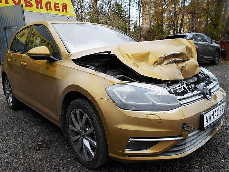 Поврежденная передняя часть Volkswagen Golf
